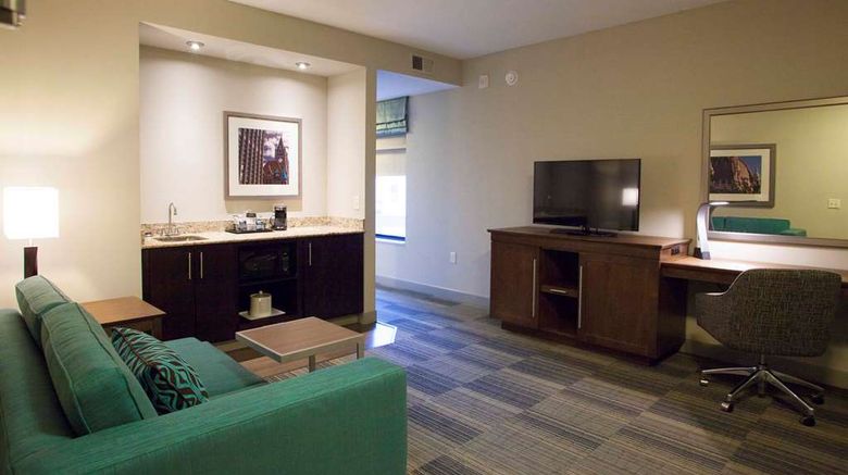 <b>Hampton Inn & Suites Downtown St. Paul Room</b>. Images powered by <a href="https://iceportal.shijigroup.com/" title="IcePortal" target="_blank">IcePortal</a>.