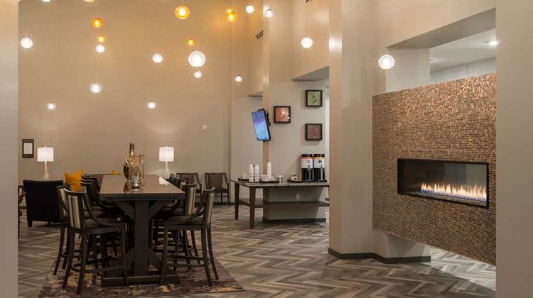 Hampton Inn & Suites University Area Lobby