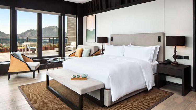 Hilton Ningbo Dongqian Lake Resort Room