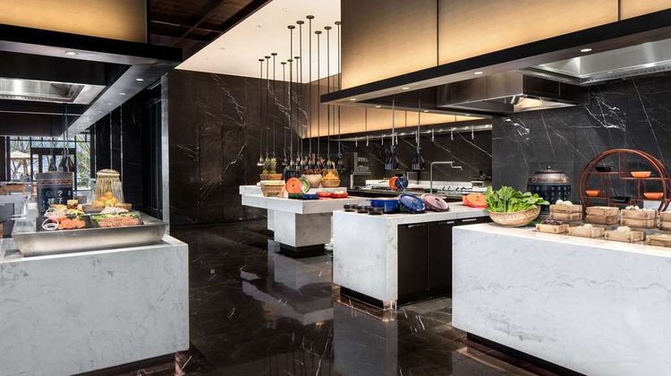 Hilton Ningbo Dongqian Lake Resort Restaurant