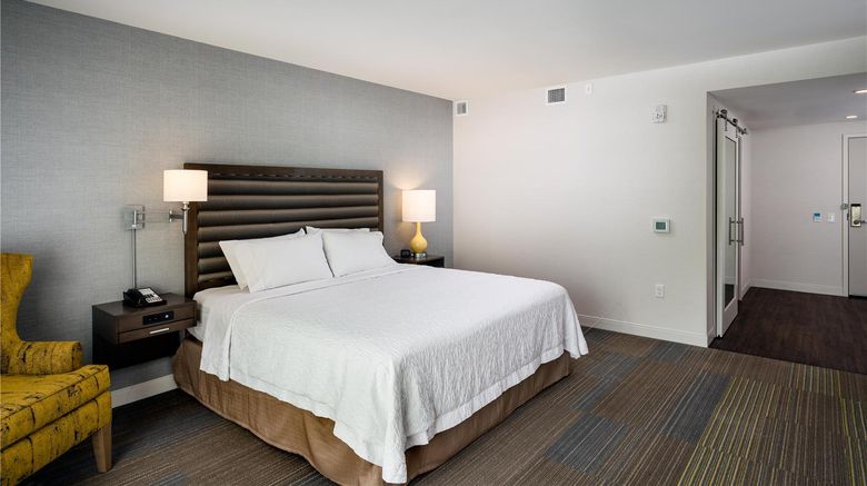 <b>Hampton Inn & Suites Seattle/Northgate Room</b>. Images powered by <a href="https://iceportal.shijigroup.com/" title="IcePortal" target="_blank">IcePortal</a>.