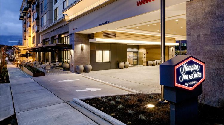 Hampton Inn & Suites Seattle/Northgate Exterior