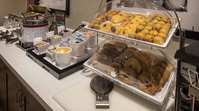 <b>Hampton Inn & Suites Seattle/Redmond Restaurant</b>. Images powered by <a href="https://iceportal.shijigroup.com/" title="IcePortal" target="_blank">IcePortal</a>.