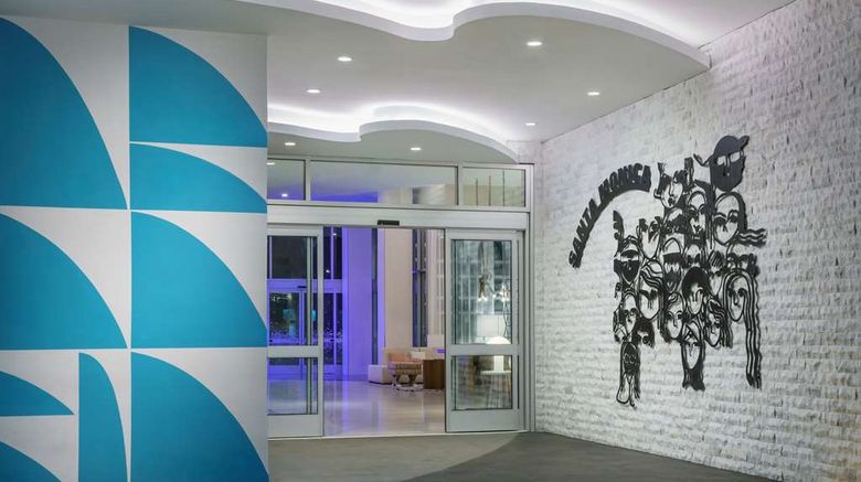 <b>Hampton Inn & Suites Santa Monica Lobby</b>. Images powered by <a href="https://iceportal.shijigroup.com/" title="IcePortal" target="_blank">IcePortal</a>.