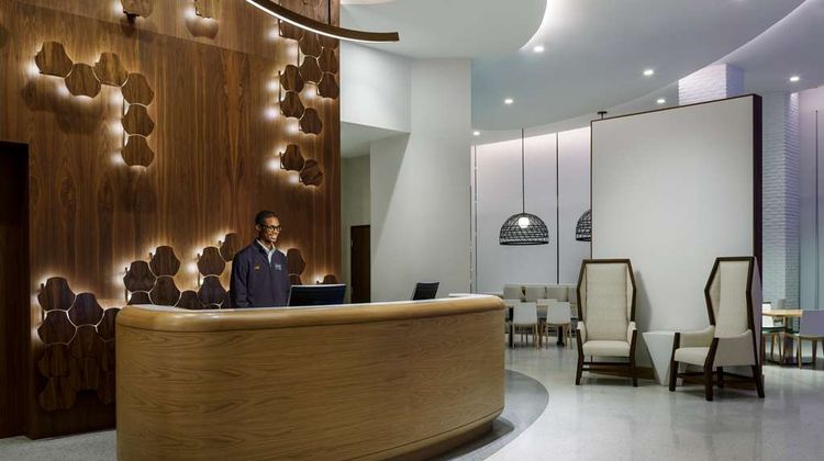 Hampton Inn & Suites Santa Monica Lobby