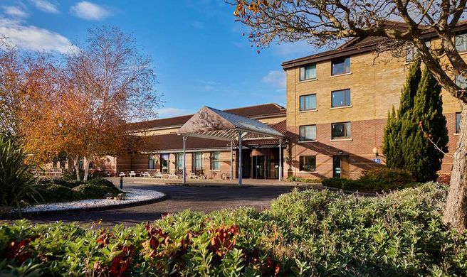 DoubleTree by Hilton Swindon Exterior