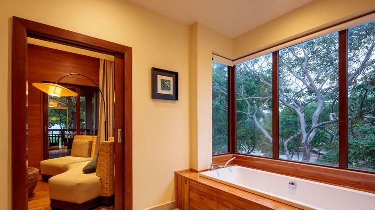 Indura Beach & Golf Resort, Curio Coll Room