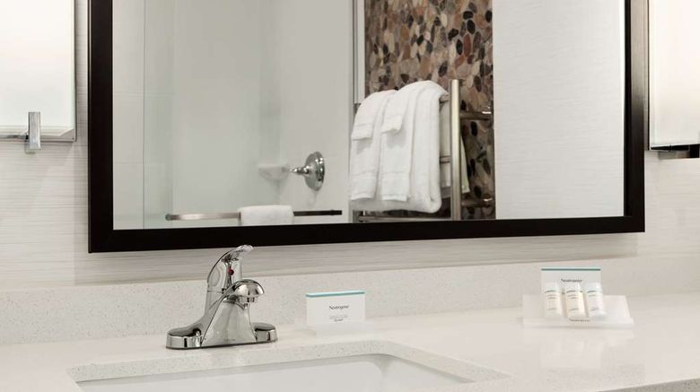 <b>Hilton Garden Inn Charlotte/SouthPark Room</b>. Images powered by <a href="https://iceportal.shijigroup.com/" title="IcePortal" target="_blank">IcePortal</a>.