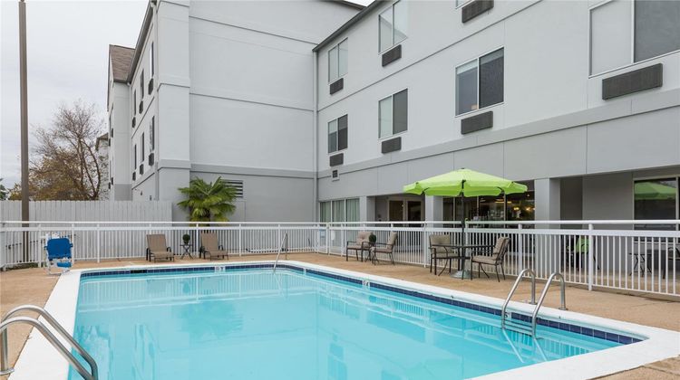 Wingate by Wyndham Shreveport Airport Pool