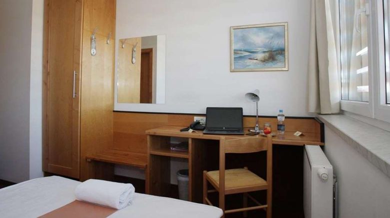<b>Tabor Hotel Room</b>. Images powered by <a href="https://iceportal.shijigroup.com/" title="IcePortal" target="_blank">IcePortal</a>.