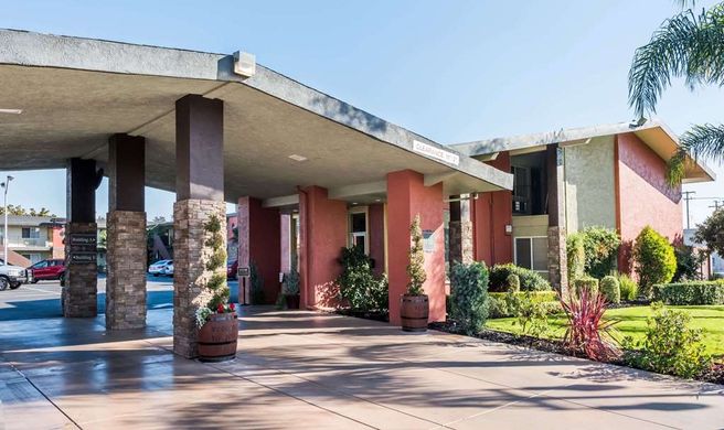 Days Inn & Suites Lodi Exterior