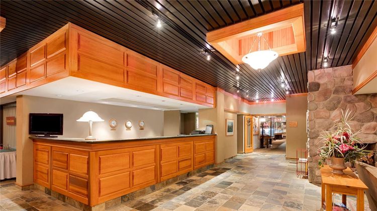 Ramada Pinewood Park Resort North Bay Lobby