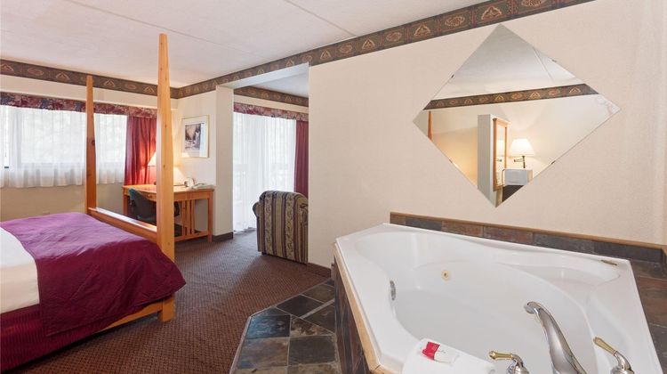 Ramada Pinewood Park Resort North Bay Suite