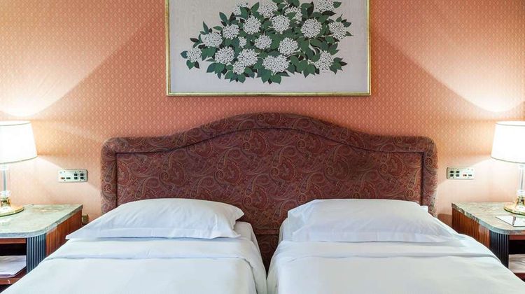 Adi Doria Grand Hotel Room