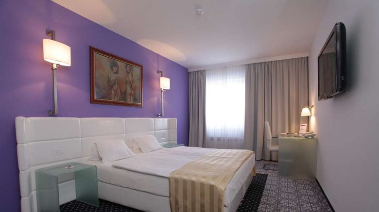 <b>Hotel Phoenix Room</b>. Images powered by <a href="https://iceportal.shijigroup.com/" title="IcePortal" target="_blank">IcePortal</a>.