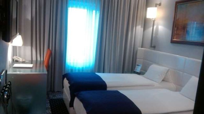 <b>Hotel Phoenix Room</b>. Images powered by <a href="https://iceportal.shijigroup.com/" title="IcePortal" target="_blank">IcePortal</a>.