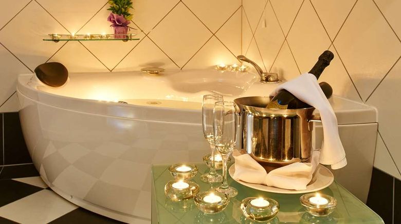 <b>Hotel Phoenix Room</b>. Images powered by <a href="https://iceportal.shijigroup.com/" title="IcePortal" target="_blank">IcePortal</a>.
