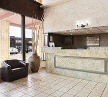 Baymont Inn& Suites Medicine Hat Lobby