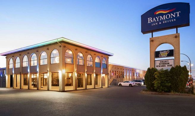 Baymont Inn& Suites Medicine Hat Exterior