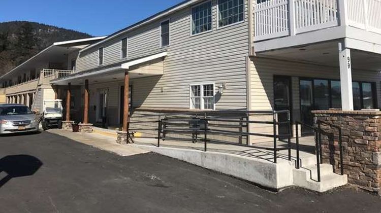 Howard Johnson by Wyndham Lake George Exterior