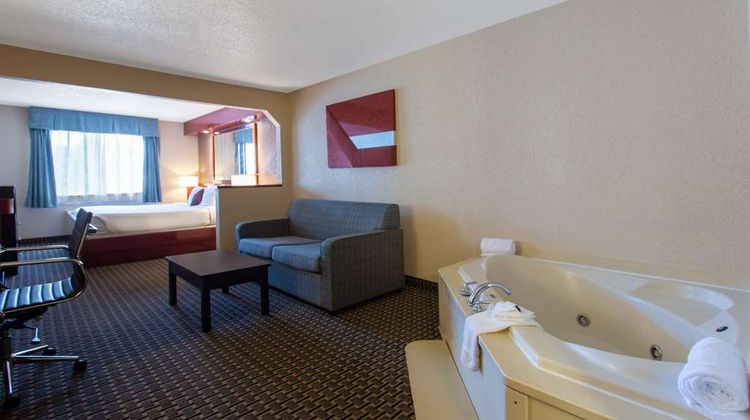 Ramada Glendale Heights Addison Area Suite
