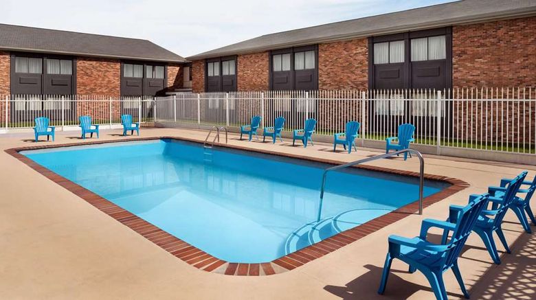 <b>Super 8 Des Moines Pool</b>. Images powered by <a href="https://iceportal.shijigroup.com/" title="IcePortal" target="_blank">IcePortal</a>.
