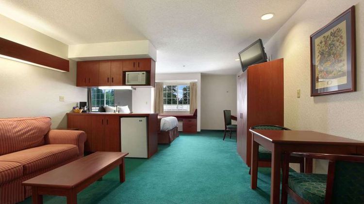 Super 8 Harbison/Parkridge Hospital Suite