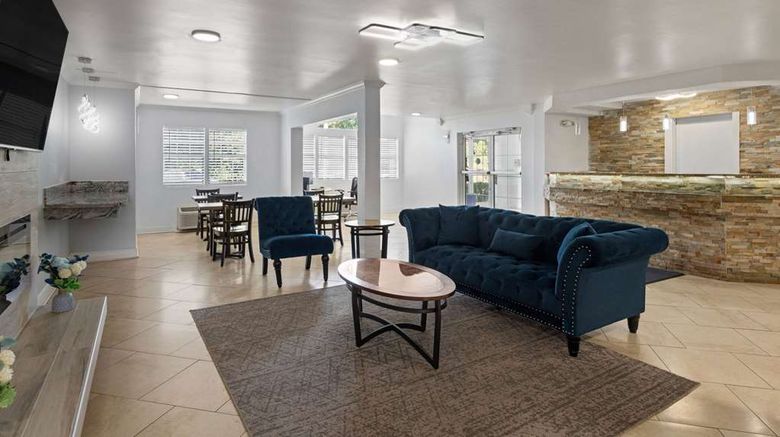 <b>Super 8 Harbison/Parkridge Hospital Lobby</b>. Images powered by <a href="https://iceportal.shijigroup.com/" title="IcePortal" target="_blank">IcePortal</a>.