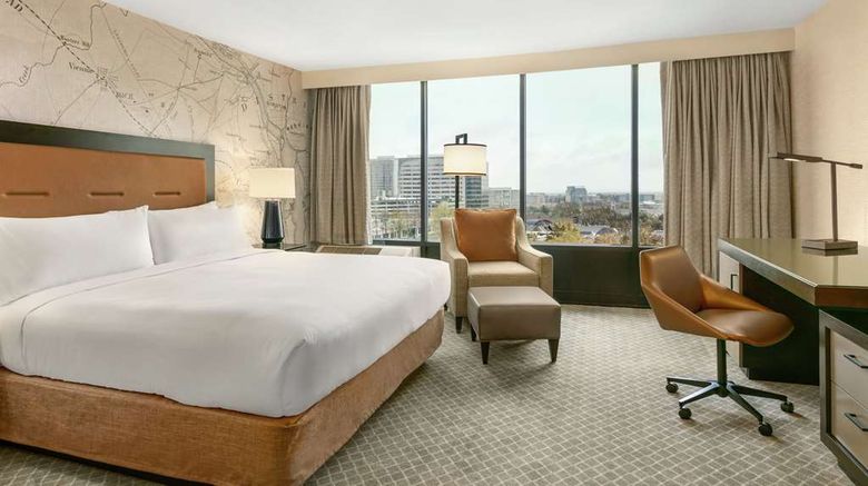 <b>DoubleTree by Hilton McLean Tysons Room</b>. Images powered by <a href="https://iceportal.shijigroup.com/" title="IcePortal" target="_blank">IcePortal</a>.