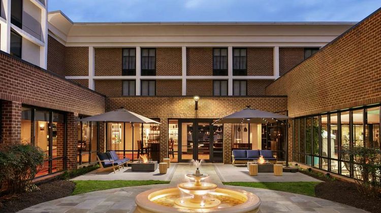 DoubleTree by Hilton McLean Tysons Exterior
