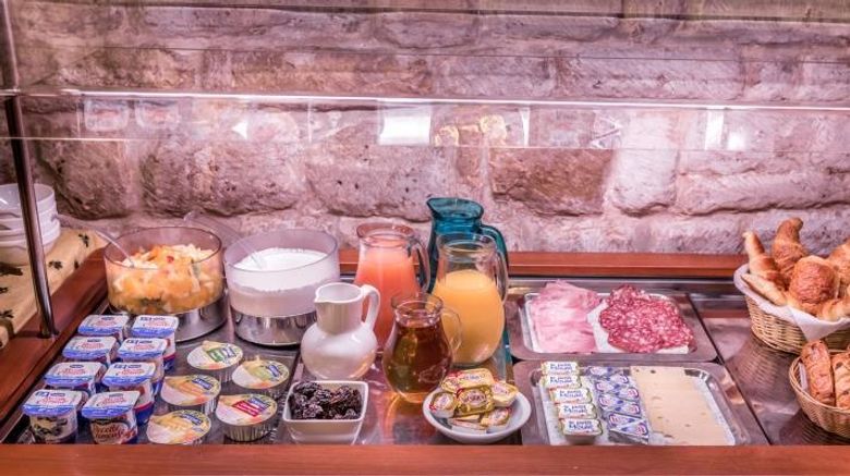 <b>Hotel Louvre Sainte Anne Opera Restaurant</b>. Images powered by <a href="https://iceportal.shijigroup.com/" title="IcePortal" target="_blank">IcePortal</a>.