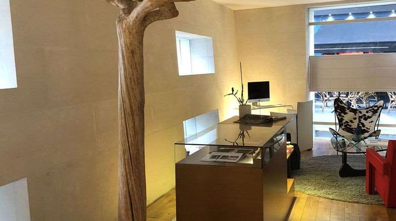 <b>Hotel la Perouse Lobby</b>. Images powered by <a href="https://iceportal.shijigroup.com/" title="IcePortal" target="_blank">IcePortal</a>.