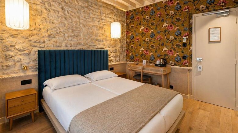 <b>Notre Dame Hotel Room</b>. Images powered by <a href="https://iceportal.shijigroup.com/" title="IcePortal" target="_blank">IcePortal</a>.