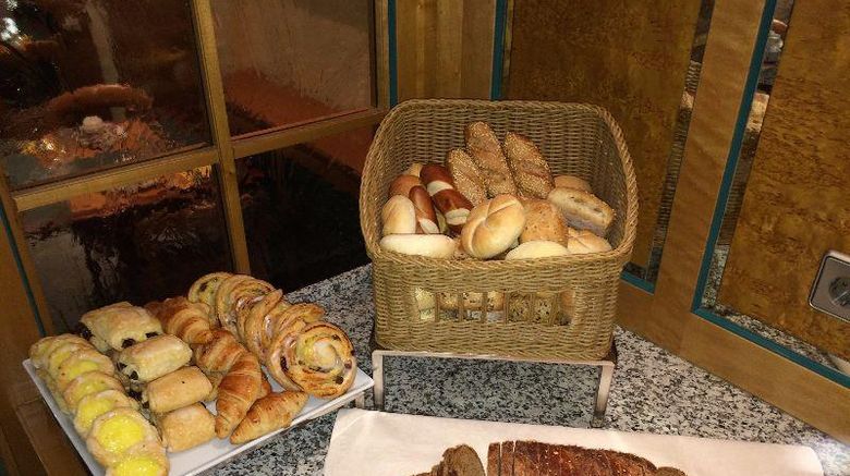 <b>Hotel Christophe Colomb Restaurant</b>. Images powered by <a href="https://iceportal.shijigroup.com/" title="IcePortal" target="_blank">IcePortal</a>.