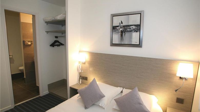 <b>Hotel le Louvre Cherbourg Room</b>. Images powered by <a href="https://iceportal.shijigroup.com/" title="IcePortal" target="_blank">IcePortal</a>.