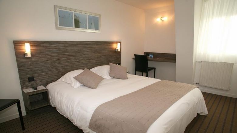<b>Hotel le Louvre Cherbourg Room</b>. Images powered by <a href="https://iceportal.shijigroup.com/" title="IcePortal" target="_blank">IcePortal</a>.