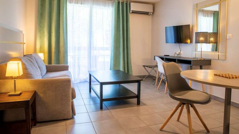 <b>Les Pins Galants Room</b>. Images powered by <a href="https://iceportal.shijigroup.com/" title="IcePortal" target="_blank">IcePortal</a>.