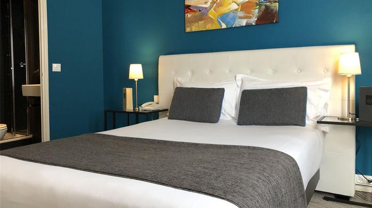 Le Dauphin Hotel Room