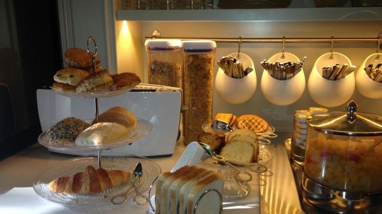 <b>Le Dauphin Hotel Restaurant</b>. Images powered by <a href="https://iceportal.shijigroup.com/" title="IcePortal" target="_blank">IcePortal</a>.