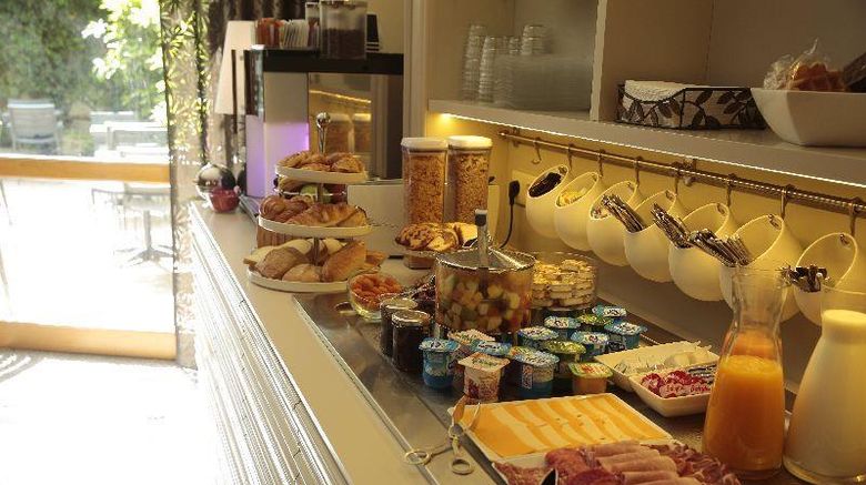<b>Le Dauphin Hotel Restaurant</b>. Images powered by <a href="https://iceportal.shijigroup.com/" title="IcePortal" target="_blank">IcePortal</a>.