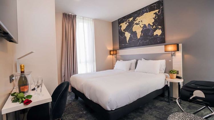 Univers Hotel Room