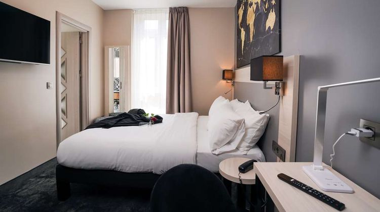 Univers Hotel Room