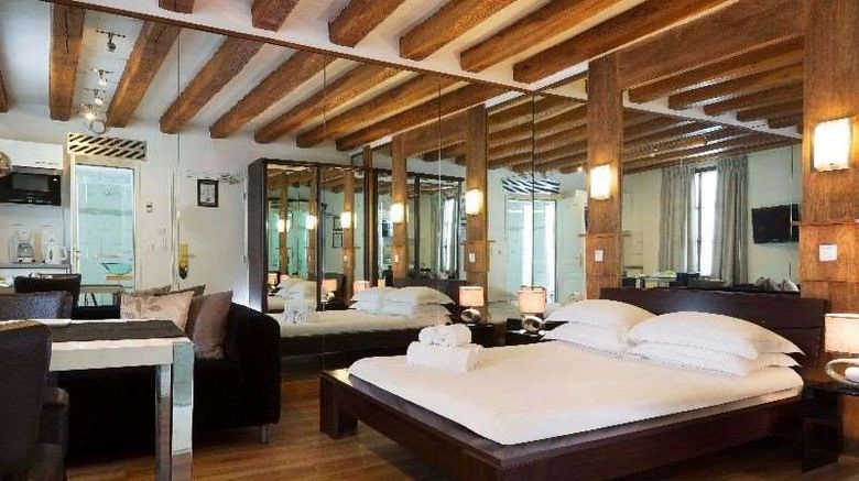 <b>Hotel & Residence du Lion d'Or Louvre Room</b>. Images powered by <a href="https://iceportal.shijigroup.com/" title="IcePortal" target="_blank">IcePortal</a>.