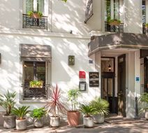 De La Porte Doree Exterior