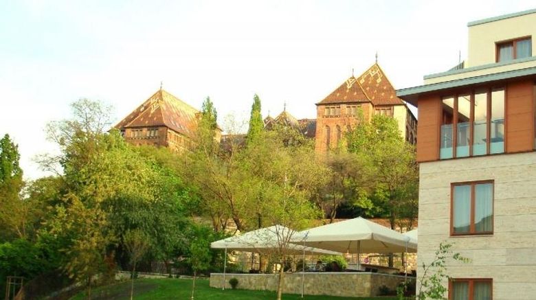 <b>Castle Garden Exterior</b>. Images powered by <a href="https://iceportal.shijigroup.com/" title="IcePortal" target="_blank">IcePortal</a>.