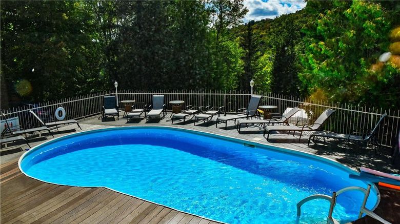 <b>Auberge Hotel Spa Watel Pool</b>. Images powered by <a href="https://iceportal.shijigroup.com/" title="IcePortal" target="_blank">IcePortal</a>.