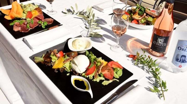 <b>Residence Les Calanques Restaurant</b>. Images powered by <a href="https://iceportal.shijigroup.com/" title="IcePortal" target="_blank">IcePortal</a>.