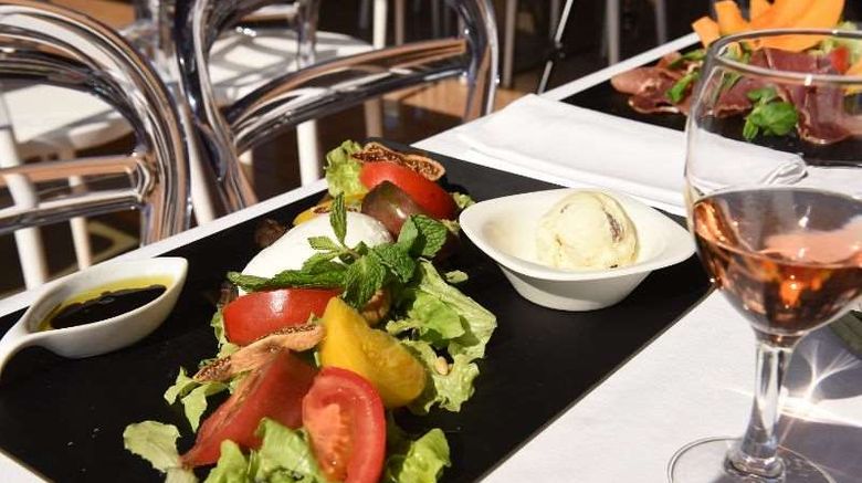 <b>Residence Les Calanques Restaurant</b>. Images powered by <a href="https://iceportal.shijigroup.com/" title="IcePortal" target="_blank">IcePortal</a>.