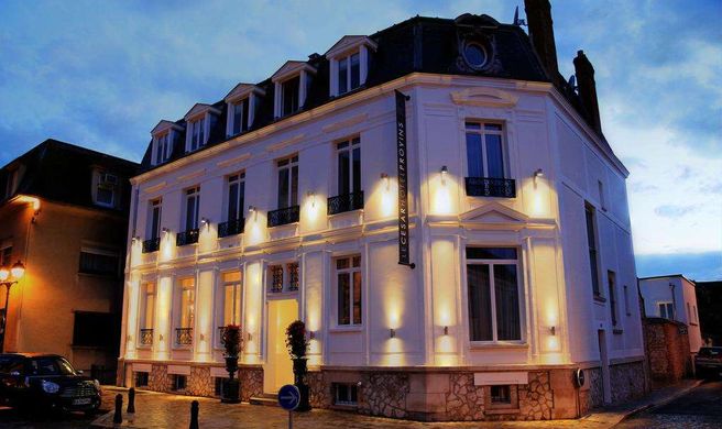 Le Cesar Hotel Exterior