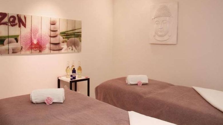 <b>Le Cesar Hotel Spa</b>. Images powered by <a href="https://iceportal.shijigroup.com/" title="IcePortal" target="_blank">IcePortal</a>.